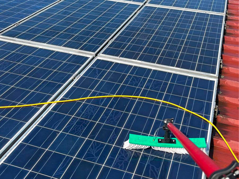 Pannelli fotovoltaici durante un intervento di pulizia