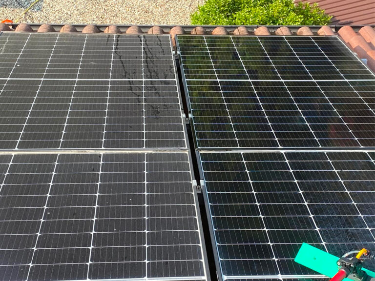 Pannelli fotovoltaici durante un intervento di manutenzione