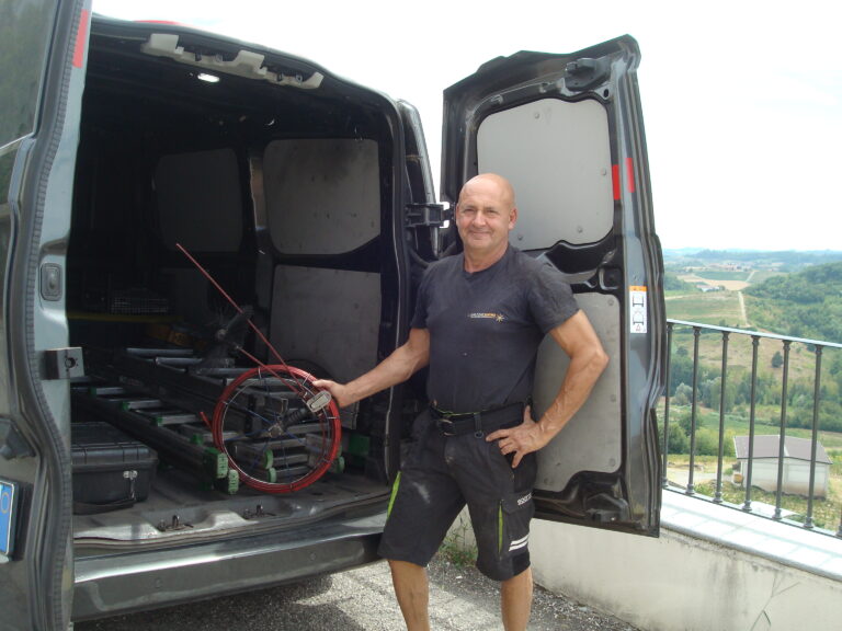 Davide Massa con l'attrezzatura da spazzacamino